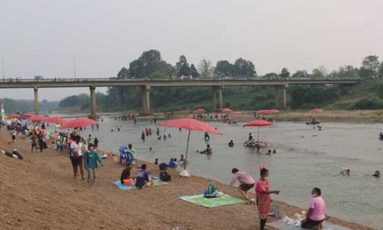  สุโขทัย ชาวบ้านแห่เล่นน้ำคลายร้อนที่หาดสะพานมิตรภาพ