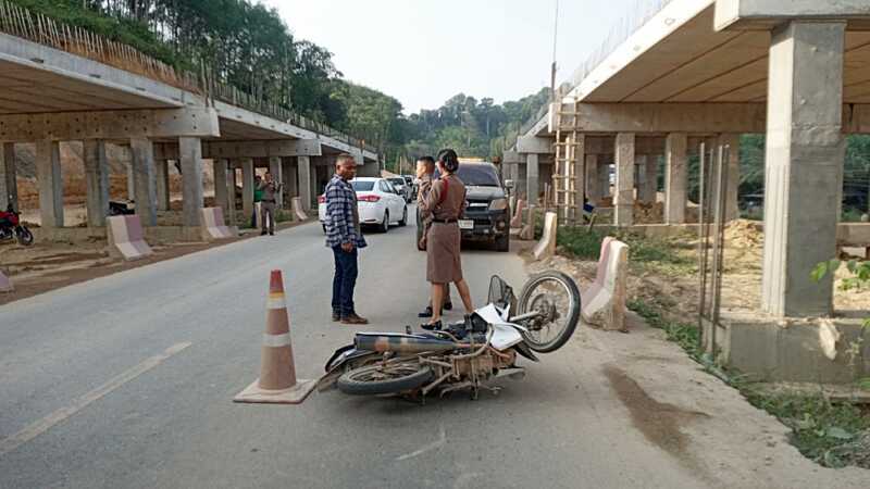 ตะกั่วป่า เกิดอุบัติเหตุรถกระบะชนจักรยานยนต์ในช่องทางที่กำลังก่อสร้างสะพานลอย ผู้ขับขี่บาดเจ็บสาหัส ชาวบ้านฝากมา จุดเสี่ยงควรมีสัญญานเตือน