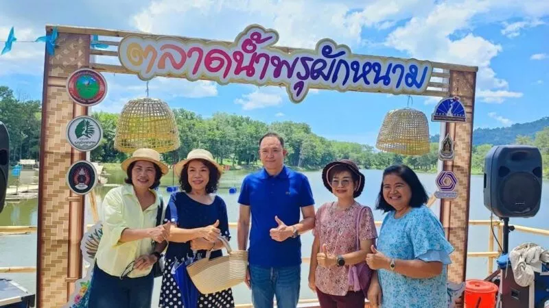 “ไม่ลอง ไม่รู้” บัญชา ธนูอินทร์ ลงเยี่ยมชมตลาดพรุผักหนาม ตลาดวิถีชุมชน จำหน่ายผลิตภัณฑ์ชุมชน ขนมพื้นบ้าน ผักปลอดสารพิษ
