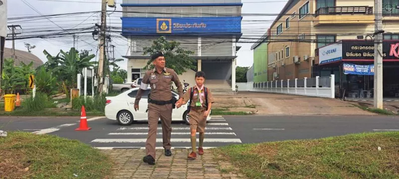 จราจรตัดหญ้ากำจัดวัชพืชบนฟุทบาตทางเท้าบริเวณทางข้ามเพื่อปลอดภัย