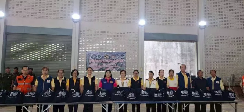 เหล่ากาชาดจังหวัดอุตรดิตถ์มอยถุงยังชีพให้กับครัวเรือนที่ประสบภัยน้ำป่าไหลหลาก