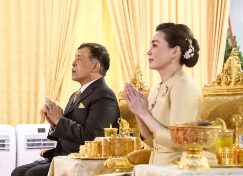 ในหลวง-พระราชินี ทรงเปิดป้ายชื่ออุโบสถกลางน้ำ “ทศมราชบพิตรปุณฑริกาคารสีมา” และถวายพระพุทธนวราชบพิตร วัดป่านาโสกฮัง