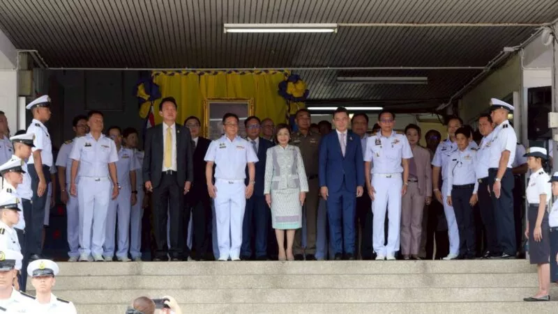 รัฐมนตรีช่วยคมนาคม มอบประกาศนียบัตรแก่นักเรียนเดินเรือพาณิชย์