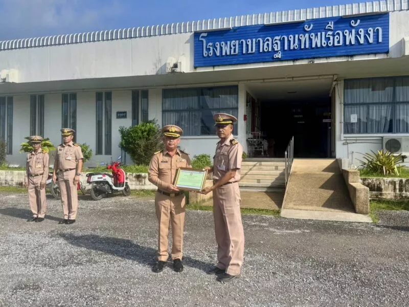 ทหารเรือ รพ.ฐานทัพเรืองพังงา น้ำใจงาม ช่วยผู้ประสพเหตุ ขณะเดินทางไปปฏิบัติหน้าที่ ที่ภูเก็ต