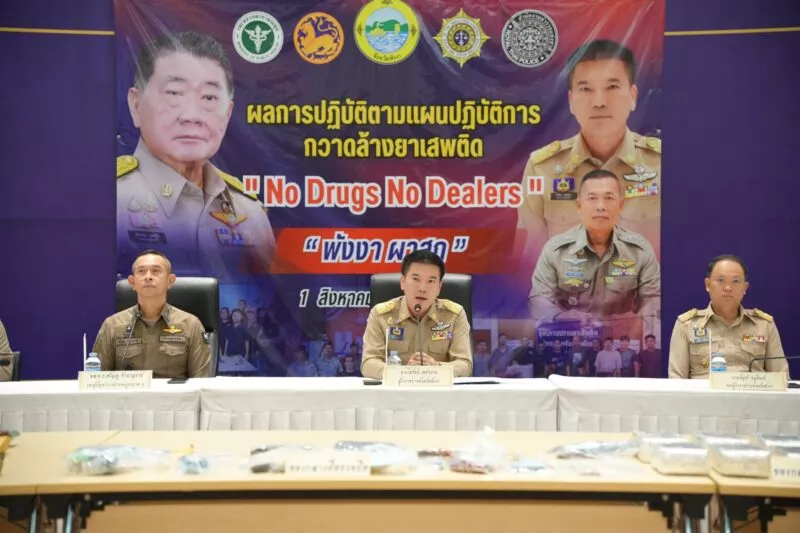 พังงาแถลงผลปฏิบัติการ “No Drugs No Dealers” ยึดยาบ้าเกินแสนเม็ด – จับผู้ต้องหากว่า 124 ราย