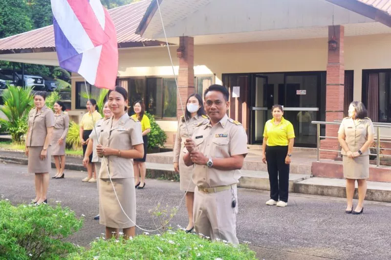 ส.ส่งเสริมการเรียนรู้พังงา นำบุคลาการในสังกัดเคารพธงชาติ สวดมนต์ไหว้พระหน้าเสาธงทุกวันจันทร์