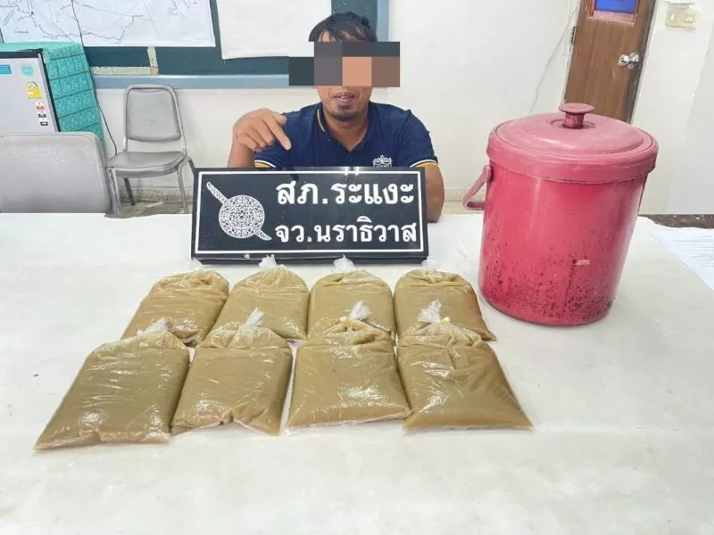 กำลัง 3 ฝ่าย บุกจับผู้จำหน่ายน้ำต้มกระท่อมกลางอำเภอระแงะ ยึดของกลาง 8 ถุง น้ำหนักกว่า 4 กิโลกรัม ดำเนินคดีตามกฎหมายเข้ม