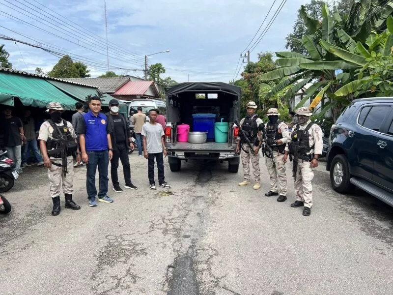 ปิดล้อมสายเขียว เจ้าหน้าที่บูรณาการบุกจับผู้ขายน้ำกระท่อม ยึดของกลางเพียบ ตามปฏิบัติการ “No Drugs No Dealers”สัปดาห์สีแดง