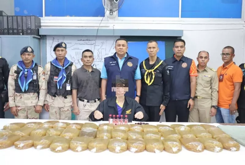 อ.ระแงะ ประกาศศึกพืชกระท่อม กองกำลัง 3 ฝ่าย บุกจับหนุ่มวัย 24 ปี ยึดน้ำต้มกระท่อมกว่า 40 ถุง พร้อมยาแก้ไอ