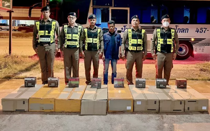 ตำรวจทางหลวงจับหนุ่มขับรถมินิบัสรับจ้าง ขนบุหรี่ไฟฟ้าเป็นรายได้เสริม 8 ลัง 1,440 ชิ้น