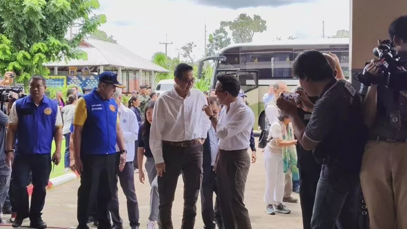 ญาติเหยื่อกระสุนปืนใหญ่เขมร กอดภาพผู้เสียชีวิตร้องคณะทูตทหาร กัมพูชาละเมิดหลักมนุษยธรรมสากลอย่างร้ายแรง