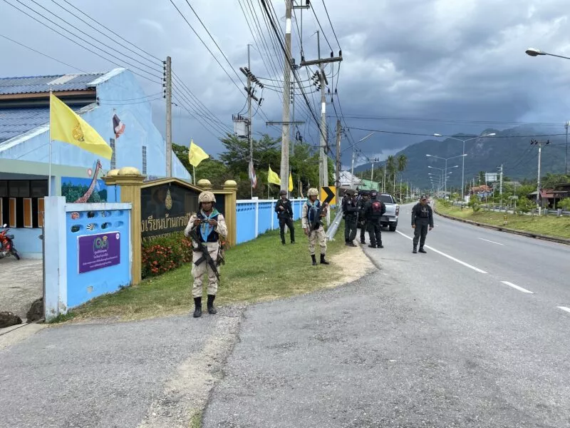 กรงปินังเข้ม “120 วันวาระกระท่อม” ตร.-อส. ลุยหน้าโรงเรียน ย้ำห้ามขายกระท่อมเด็ดขาด ป้องกันลูกหลานตกเป็นเหยื่อ