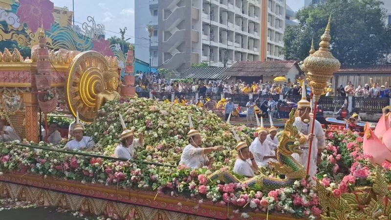 ประชาชนนับหมื่นแห่นมัสการ หลวงพ่อโตจำลอง ในงานประเพณีรับบัว อำเภอบางพลี สมุทรปราการ มีหนึ่งเดียวในโลก แห่งเดียวในไทย ประจำปี 68 ครั้งที่ 90