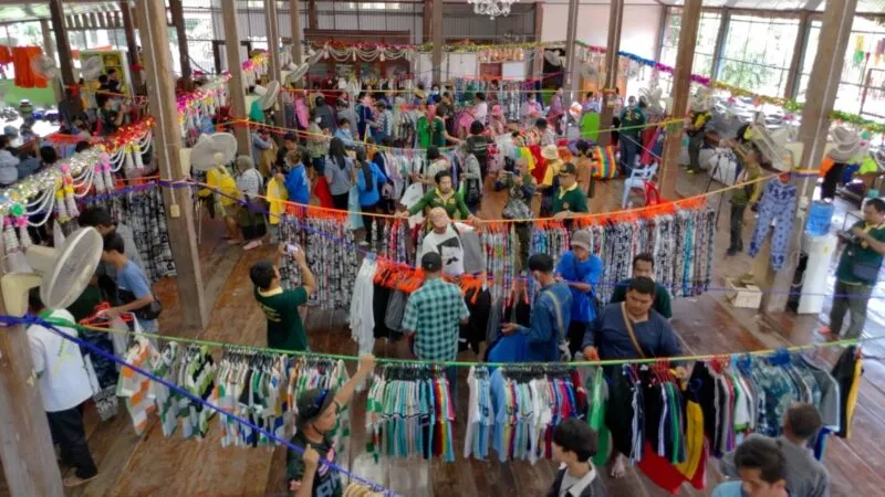 ร่วมกตัญญู ซับน้ำตาชาวบ้านวังปรากฏ เปิดตลาดรวมใจกตัญญูคึกคัก ชาวบ้านแห่ช็อปเสื้อผ้าฟรี