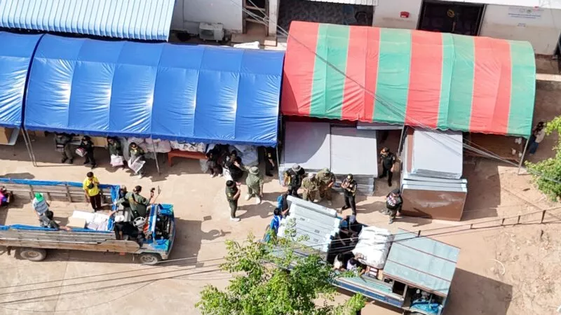 บิณฑ์พร้อมชาวคณะร่วมกตัญญูช่วยแบกที่นอน หมอน ผ้าห่ม เตาแก๊ส  หม้อหุงข้าว กระติกน้ำร้อน แจกชาวบ้าน ต.น้ำไคร้ จ.อุตรดิตถ์ 450 ครอบครัว