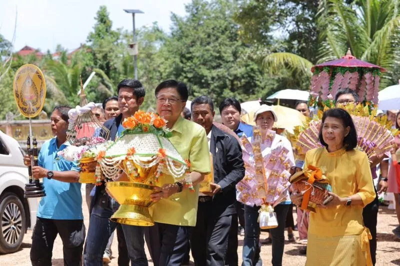 ม.นราธิวาสราชนครินทร์ ร่วมเป็นเจ้าภาพทอดกฐินสามัคคี วัดบ้านทุ่งกง ถวายปัจจัยบูรณะอุโบสถ สืบสานประเพณีออกพรรษา