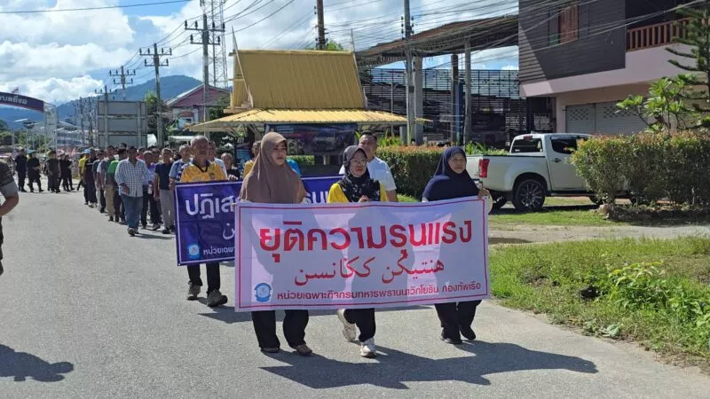 ชาวบ้านชูป้าย “ยุติความรุนแรง” “ปฏิเสธความรุนแรง” ร่วมส่งเสียงเรียกร้องให้คืนความสงบสู่ชุมชน