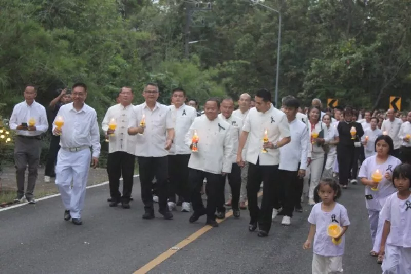 นายคณิต ปัญติโย ประธานสภาอุตสาหกรรมท่องเที่ยวจังหวัดมุกดาหาร เข้าร่วมงานกิจกรรมจุดเทียนขึ้นภูบูชาพระใหญ่ ณ วัดรอยพระพุทธบาทภูมโนรมย์