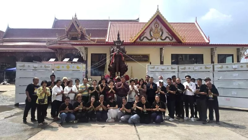 ครอบครัวพาณิชย์พิศาล บริจาคโลง จำนวน 100 ใบ พร้อมถวาย เครื่องซักผ้าแด่ วัดมหาวงษ์ เนื่องในวันคล้ายวันเกิด