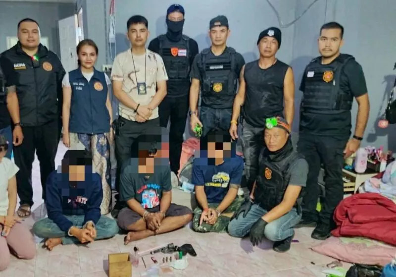 เอราวัณพังงาบุกจับกลางดึก ทลายแหล่งมั่วสุมยาเสพติดท้ายเหมือง รวบหนุ่มหลบหมายจับค้ายา-เจอปืนเถื่อนกลางบ้านเช่า