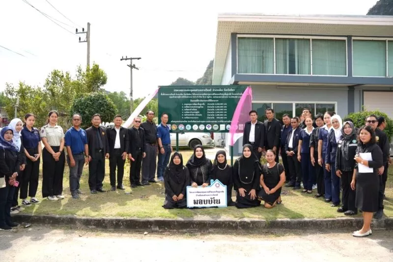 ผู้ว่าฯพังงา เปิดป้ายโครงการพัฒนาคุณภาพชีวิตและที่อยู่อาศัย (บ้านมั่นคง) ตำบลเกาะปันหยี