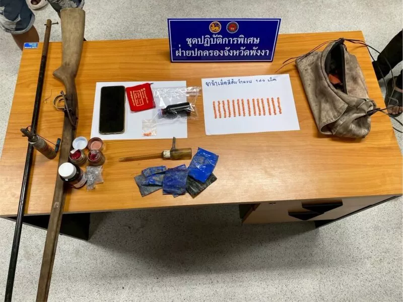 ชาวบ้านผวา รถเข้าออกซื้อยาทั้งวัน จนท.บุกทลายบ้านค้ายาบ้า ยึดของกลางเพียบ