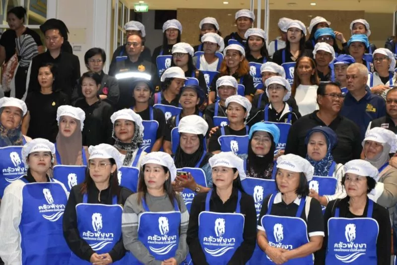 “รวมพลังพ่อครัวแม่ครัวอาสาพังงา มุ่งหน้าหาดใหญ่ ลุยครัวภาคสนามช่วยผู้ประสบภัยน้ำท่วม”