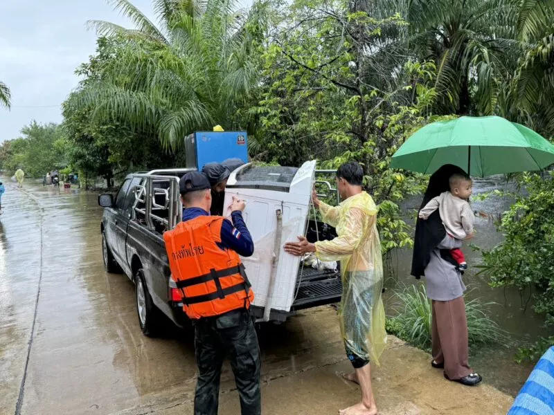 หน่วยทหารพัฒนาที่ 4 นราธิวาส เข้าช่วยเหลือประชาชนที่ประสบอุทกภัย