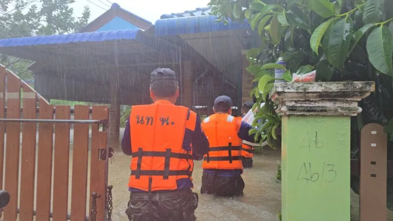 ทหารลุยน้ำเชี่ยวกรากช่วยอพยพและแจกอาหารชาวลำภู เผยนราฯเสียชีวิตแล้ว 1 เดือดร้อนกว่า 1 แสนคน