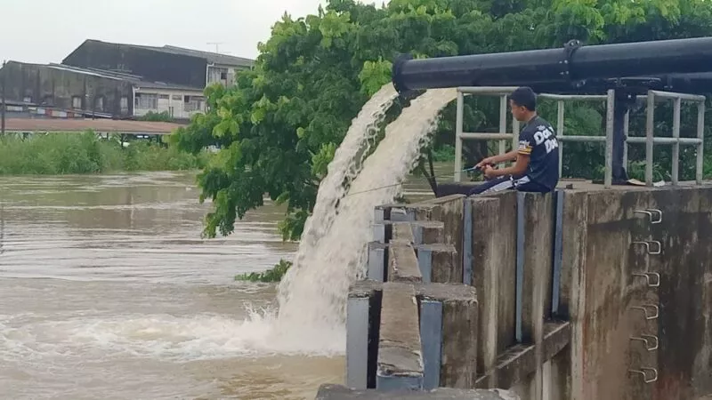 เร่งระดมสูบน้ำป้องกันน้ำท่วมเมืองโก-ลก พบชาวนราฯ เดือดร้อนจากน้ำมันเชื้อเพลิงหมดสต็อก แถมเน็ตล่มทั้งจังหวัด  