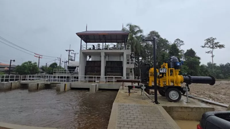 ผู้ตรวจฯ ยผ. ลุยตรวจโครงการป้องกันน้ำท่วมเมืองนราธิวาส ชี้ระบบระบายน้ำหลักช่วยลดปัญหาน้ำท่วมสำเร็จ