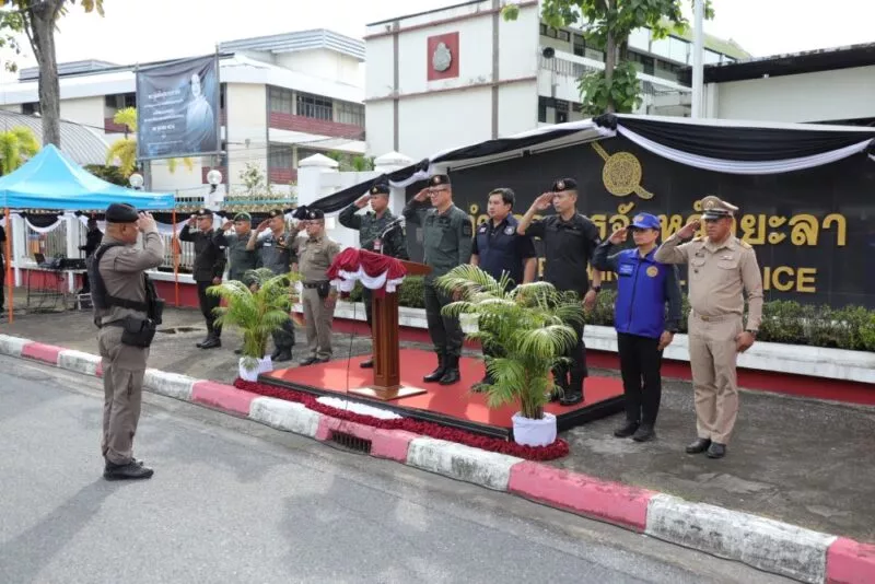 ตำรวจยะลา ปล่อยแถวเจ้าหน้าที่กว่า 130 นาย เปิดปฏิบัติการปิดล้อมตรวจค้นเครือข่ายยาเสพติดทั่วพื้นที่
