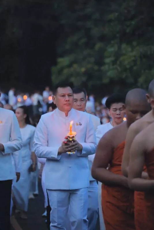 มุกดาหารจุดเทียนขึ้นภูบูชาพระใหญ่ เนื่องในงานประเพณีลอยกระทงบูชาพระแม่คงคา