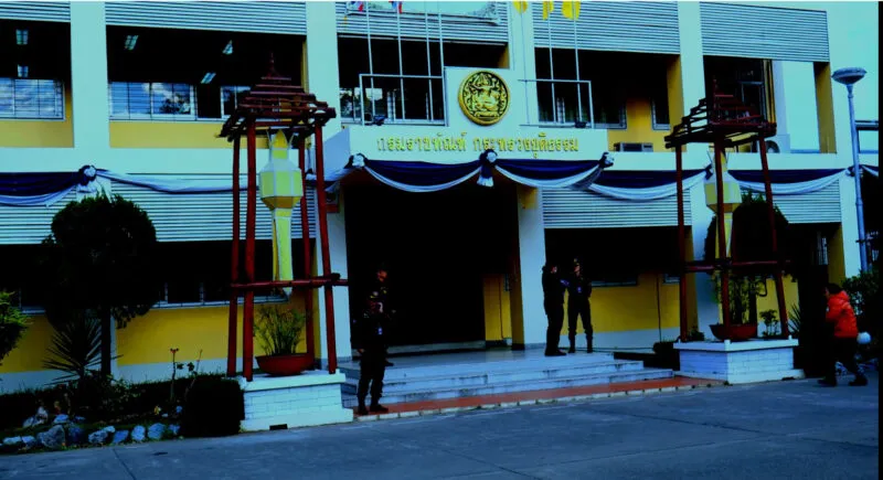 ปฏิบัติการจู่โจมตรวจค้นยาเสพติดและสิ่งผิดกฎหมายใกล้ฟ้าสางในเรือนจำกลางเชียงราย