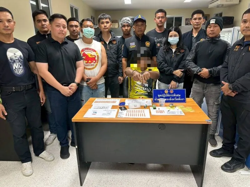 ชาวบ้านสุดทนร้องเรียน เอราวัณพังงา บุกจับวัยรุ่นค้ายา ยึดยาบ้าเกือบ 500 เม็ด ยาไอซ์คาบ้านกลางชุมชนตะกั่วทุ่ง