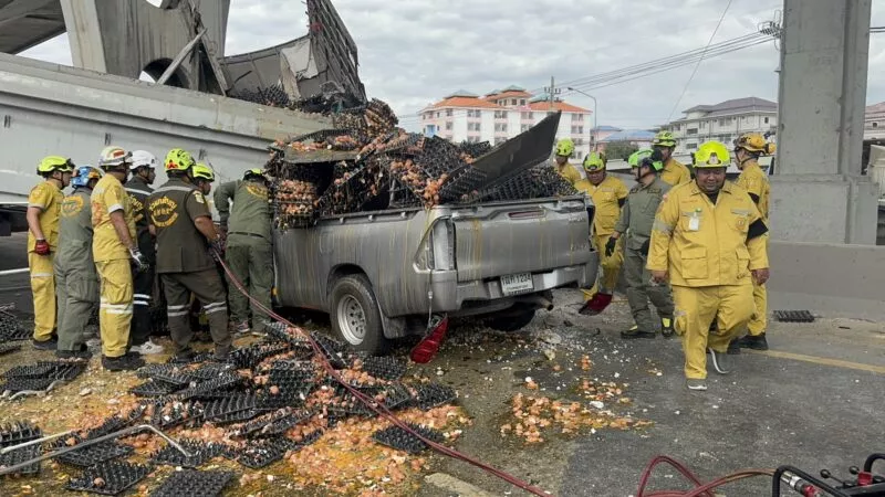 ระทึก  คานสะพานลอยหล่นทับรถพ่วงยับติดภายใน ส่วนกระบะขายไข่ดับอนาถ