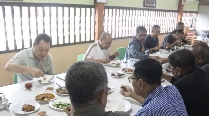 “พ.ต.อ.ทวี สอดส่อง” ลุยยะกัง-สุไหงปาดี! กิน “แกงเป็ดโบราณ” 40 ปี ก่อนเปิดเวที กมธ.นิรโทษฯ ฟังเสียงชาวบ้าน