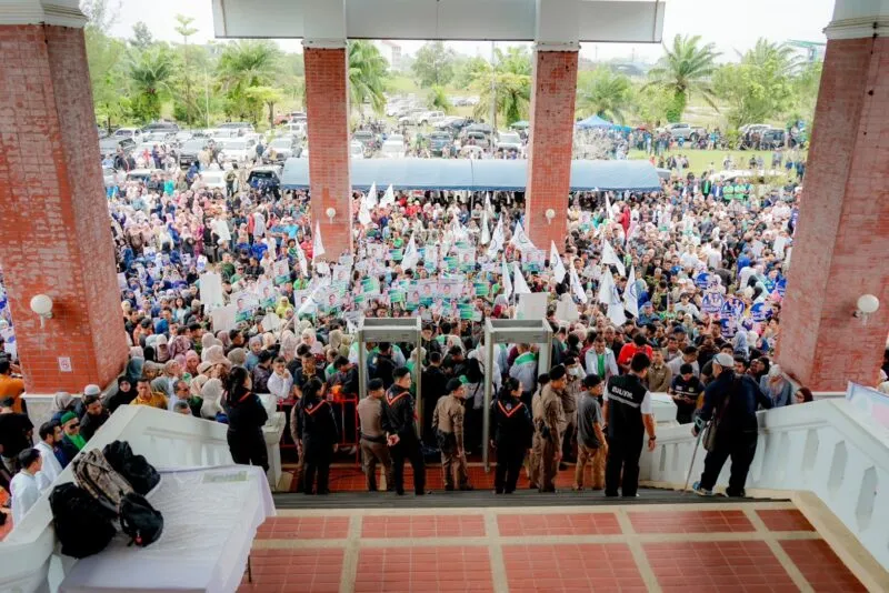 สมัคร ส.ส.วันแรกที่นราฯคึกคัก ทวีย่องเงียบให้กำลังลูกพรรค ส่วนกองเชียร์กว่า 1 หมื่นแห่ให้กำลังใจพรรคการเมืองที่ชื่นชอบ