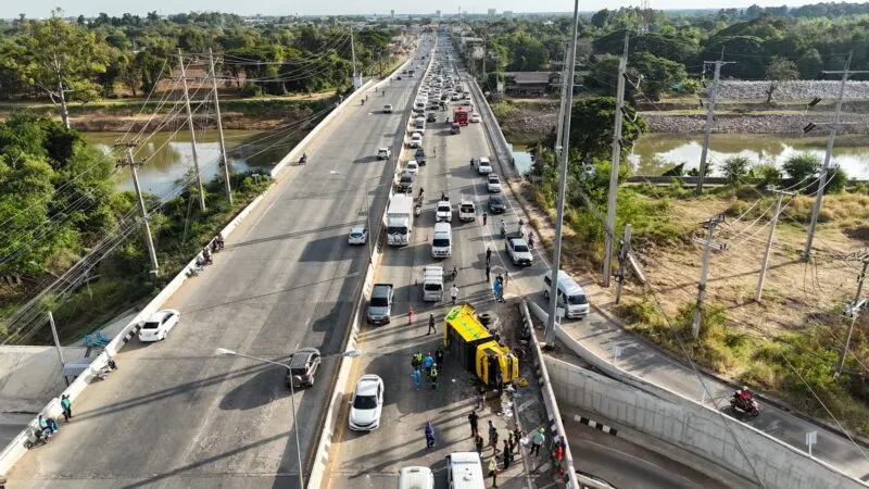 ระทึก  รถขนขยะพลิกคว่ำ บนสะพานข้ามแม่น้ำชีมหาสารคาม