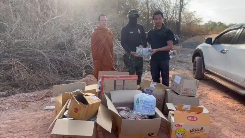 พระอธิการคมกริช สารกิจโจ วัดภูพลาญปะปัง มอบเครื่องอุปโภค-บริโภคให้แก่ทหารและสำรวจสร้างห้องน้ำ