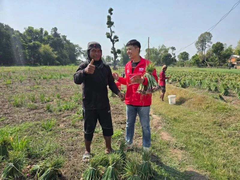 “หลอ นฤชิต จารุรัชกุล” ผู้สมัคร ส.ส. ป้ายแดง พรรคเพื่อไทย เดินลุยหาเสียงกลางแปลงผัก