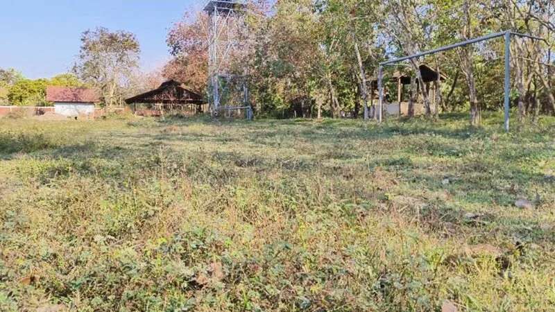 ชาวบ้านงง ทุ่มงบหลักแสนปรับปรุงสนามกีฬา สร้างเสร็จไม่นานปล่อยร้างกลายเป็นสนามหญ้าหนาม ไมยราบขึ้นเกลื่อน