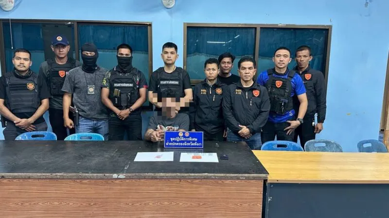 ชาวบ้านร้องเรียนหนัก ชุดปฏิบัติการยาเสพติดฝ่ายปกครองพังงาบุกสวนยาง รวบยกแก๊งมั่วสุมเสพยา ขยายผลถึงผู้ค้า