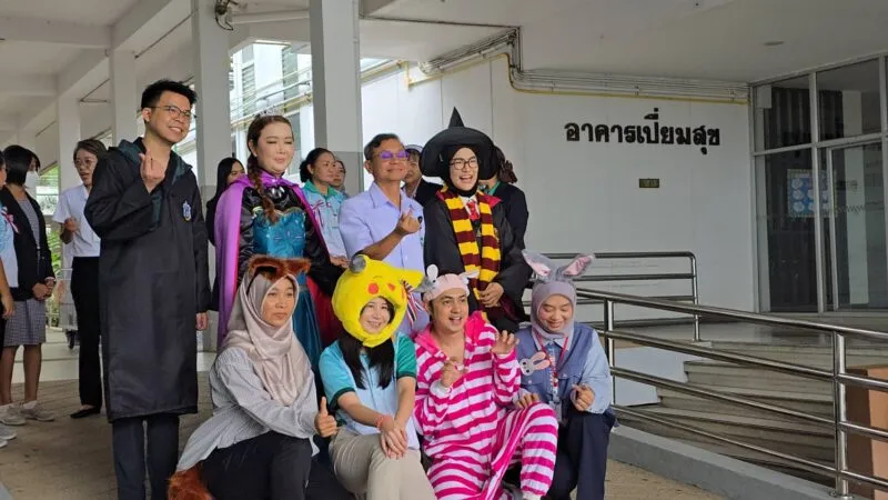 พ่อเมืองนราธิวาส นำทีมคุณหมอและพยาบาลใจดี แจกของขวัญวันเด็กถึงเตียงเด็กป่วย