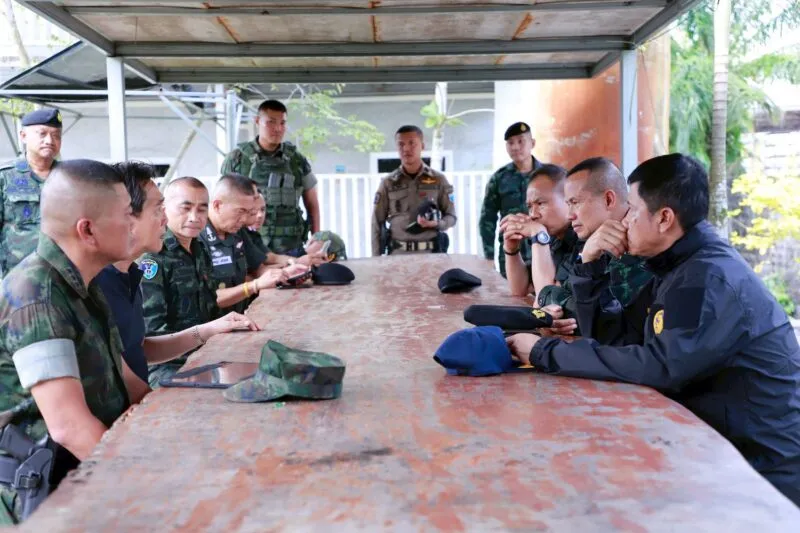 แม่ทัพภาค 4 หารือร่วม ผู้ว่าฯ นราธิวาส สั่งปรับกำลังซีนแนวชายแดน ดูแลเรือ/ท่าข้ามผิดกฎหมาย จำกัดการก่อเหตุ