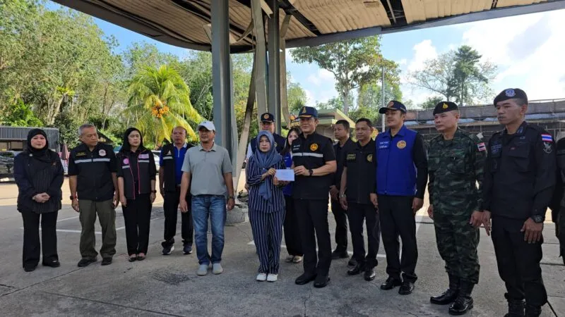 ผู้ว่าฯ นราธิวาส มอบเงินเยียวยาก้อนแรกกว่า 21 ล้านบาท แก่ผู้ได้รับผลกระทบจากเหตุระเบิดปั๊มน้ำมัน 5 จุด