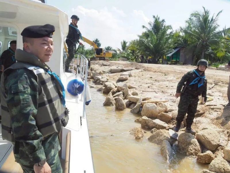 ผบ.บก.ควบคุม สุริโยทัย ลงพื้นที่ตากใบ ลาดตระเวนทางน้ำ-ตรวจเขื่อนป้องกันตลิ่ง