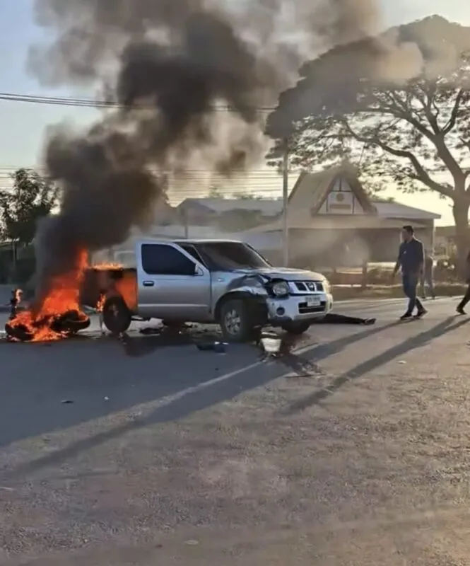 ชนไฟลุก จยย.ชนกระบะกลางแยกไฟแดง ชายดับสลด หญิงเจ็บสาหัส