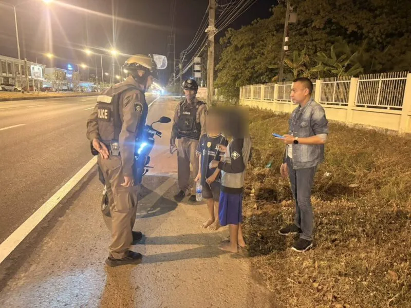 พลเมืองดีพบเด็กชายวัย 10 ขวบ 2 คน เดินเท้าเปล่าถือขวดน้ำไปตามถนนกลางดึก