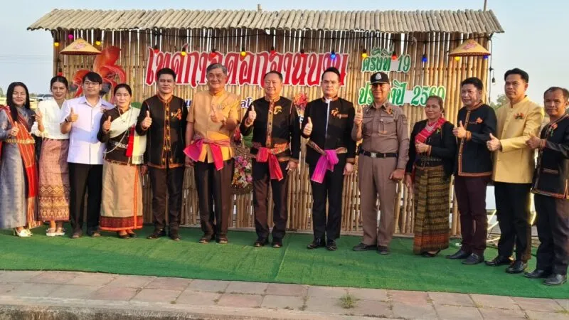 รองพ่อเมืองศรีสะเกษลั่นฆ้องเปิดงานเทศกาลดอกจานบาน ครั้งที่ 19